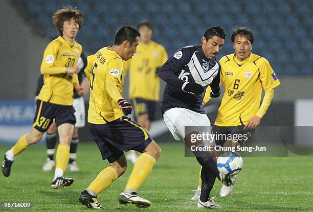 Carlos Hernandez of Melbourne Victory and Cho Byung-Kuk of Seongnam Ilhwa FC compete for the ball during the AFC Champions League group E match...