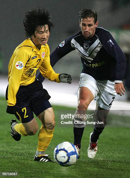 Nick Ward of Melbourne Victory and Jae Sung of Seongnam Ilhwa FC compete for the ball during the AFC Champions League group E match between Seongnam...