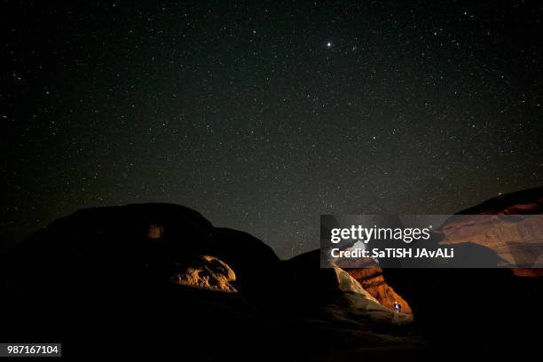 wadi rum under the stars - jav fotografías e imágenes de stock