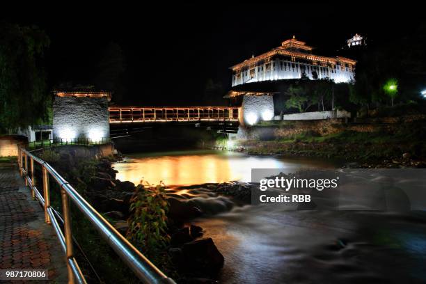 bridge across paro chu - paro district fotografías e imágenes de stock