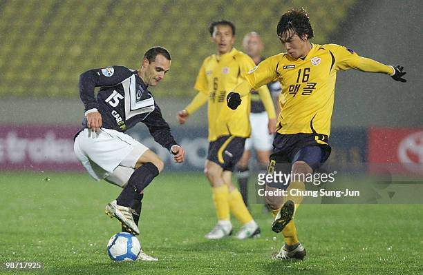 Tom Pondeljak of Melbourne Victory and Kim Sung-Hwan of Seongnam Ilhwa FC compete for the ball during the AFC Champions League group E match between...