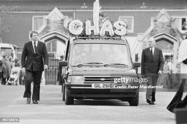 Hearse arriving at a Wandsworth cemetery with the coffin of English career criminal Charlie Wilson, London, 10th May 1990. Wilson was best known for...