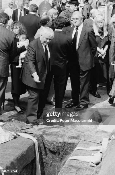 Mourners at the funeral of English career criminal Charlie Wilson, Wandsworth, London, 10th May 1990. Wilson was best known for his part in the 2.6...