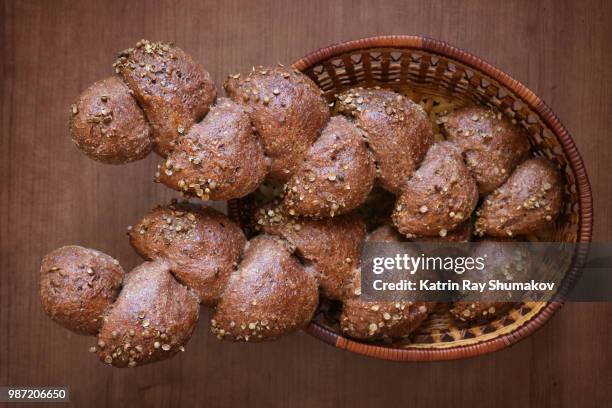 homemade rye baguettes of pain d'epi style - epi stockfoto's en -beelden