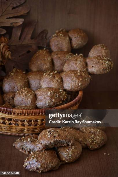 homemade rye baguettes of pain d'epi style - epi stockfoto's en -beelden