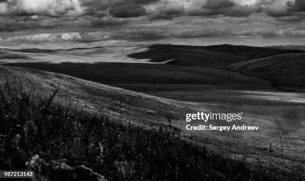 flying over the hills (in the dark) - andreev foto e immagini stock