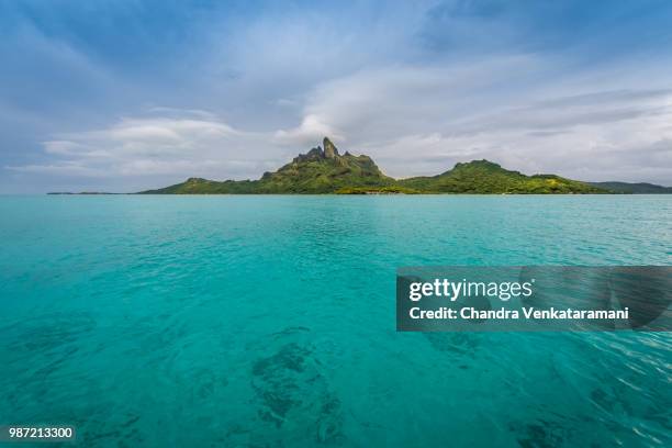 mt. otemanu bora bora - mt otemanu stockfoto's en -beelden