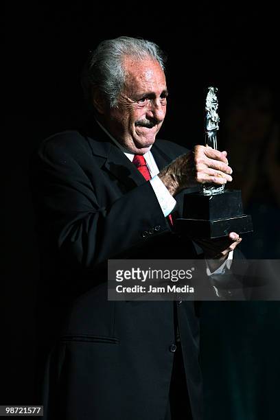 Mexican actor Jorge Lavat receive the Best Actor Award for his work at the movie El Estudiante during the Ceremony of the 40th Diosas de Plata awards...