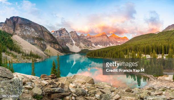 moraine lake in banff national park, alberta, canada. - banff stockfoto's en -beelden