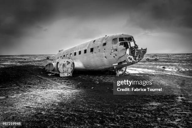 avion sur la plage - avion stock pictures, royalty-free photos & images