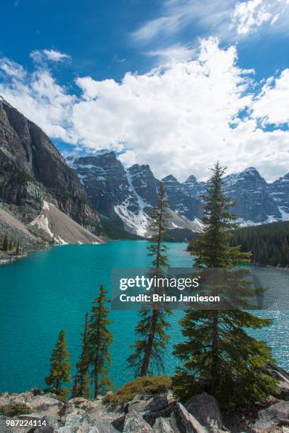 moraine lake in banff, alberta, canada. - valley of the ten peaks stock pictures, royalty-free photos & images