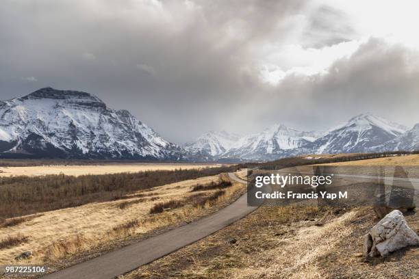 entering waterton - francis winter 個照片及圖片檔