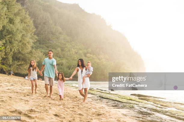 歐亞的爸爸媽媽和他們的三孩子一起沿著海灘散步。 - fat guy on beach 個照片及圖片檔