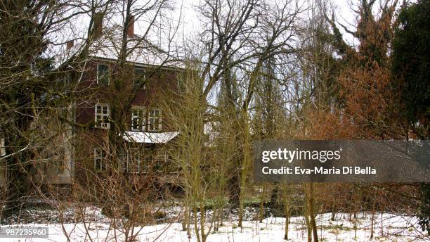 idylle - verstecktes haus, hofgut eilhausen - idylle stock pictures, royalty-free photos & images