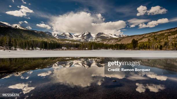 espejo en sprague lake - espejo stock pictures, royalty-free photos & images