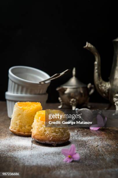 cupcake with mandarin - cupcake teacup stockfoto's en -beelden