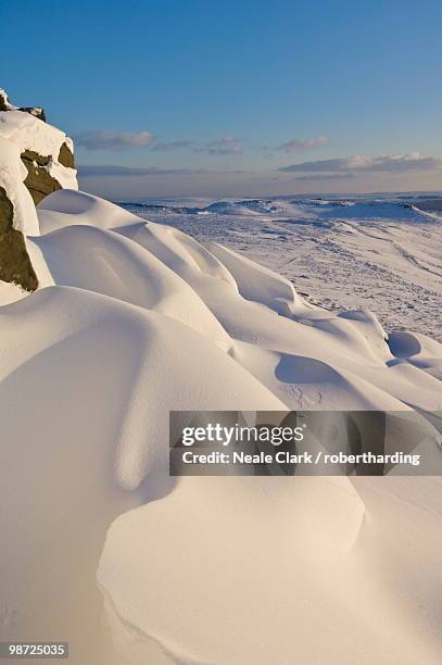 snow drifts and snow covered moorland at stanage edge, peak district national park, derbyshire, england, united kingdom, europe - newpremiumuk stockfoto's en -beelden