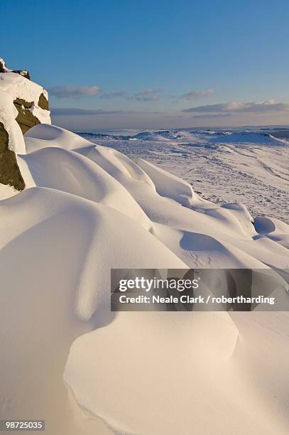 snow drifts and snow covered moorland at stanage edge, peak district national park, derbyshire, england, united kingdom, europe - newpremiumuk stock pictures, royalty-free photos & images