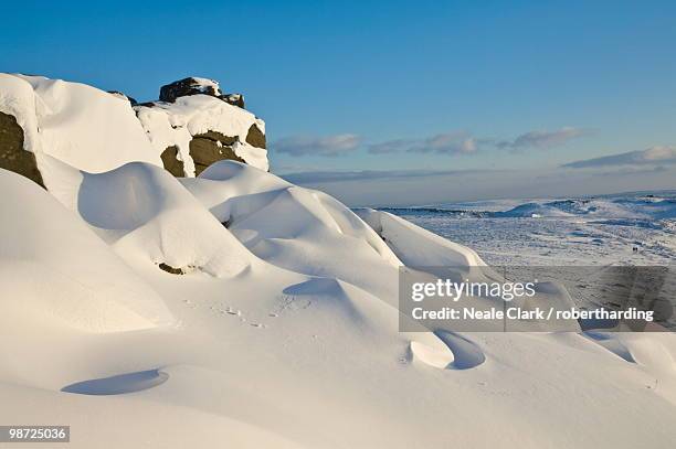 snow drifts and snow covered moorland at stanage edge, peak district national park, derbyshire, england, united kingdom, europe - newpremiumuk 個照片及圖片檔