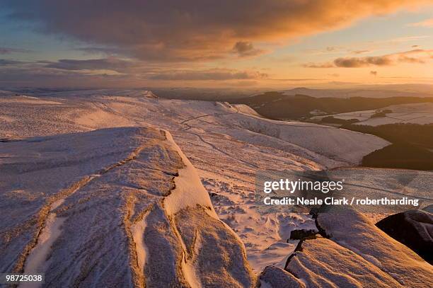 hoar frost on the rocks at sunset on white tor, derwent edge, derwent moor, peak district national park, derbyshire, england, uk - newpremiumuk stockfoto's en -beelden