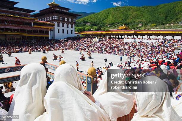 spectators watching the autumn tsechu (festival) at trashi chhoe dzong, thimpu, bhutan, asia - thimphu 個照片及圖片檔