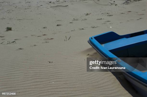 barca sulla spiaggia - spiaggia stock pictures, royalty-free photos & images