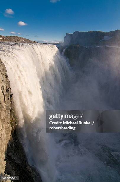 waterfall splashing into gorge, dettifoss, jokulsarglijufur national park, iceland, polar regions - dettifoss waterfall foto e immagini stock