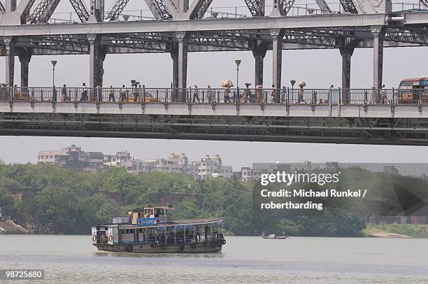 passenger ferry under howrah bridge, kolkata, west bengal, india, asia - ponte howrah - fotografias e filmes do acervo