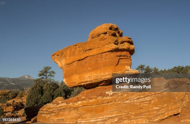balanced rock at the garden of the gods - balanced rock stock pictures, royalty-free photos & images