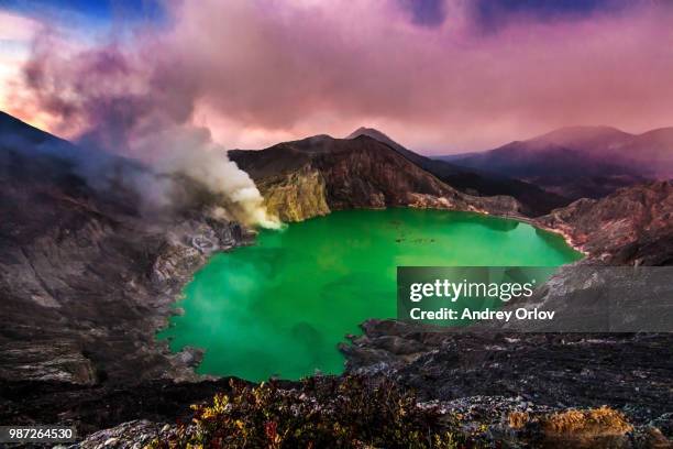 acid lake of ijen volcano - acid trip ストックフォトと画��像