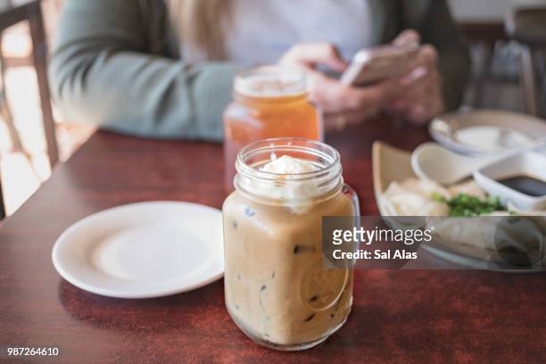 iced coffee in a mason jar - alas stockfoto's en -beelden