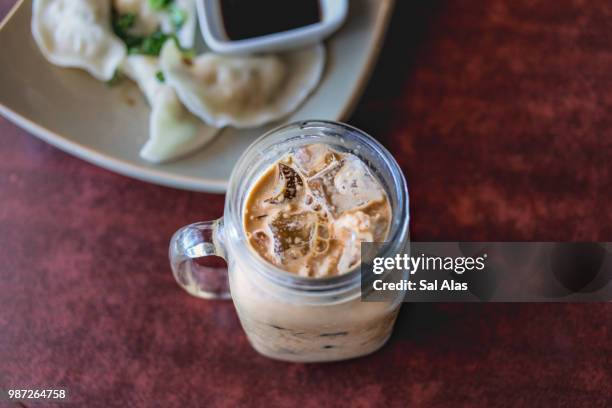 iced coffee in a mason jar - alas stockfoto's en -beelden