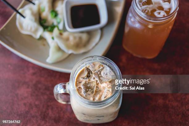 iced coffee in a mason jar - alas stockfoto's en -beelden