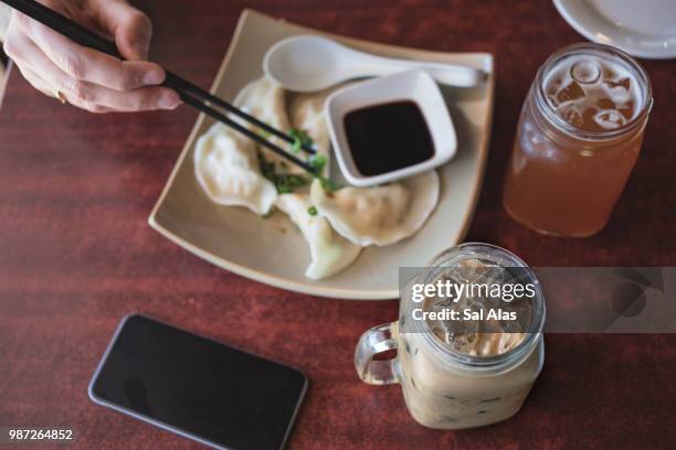 iced coffee in a mason jar - alas stockfoto's en -beelden