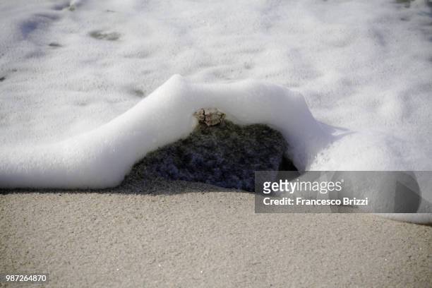 sabbia e spuma - sabbia stockfoto's en -beelden