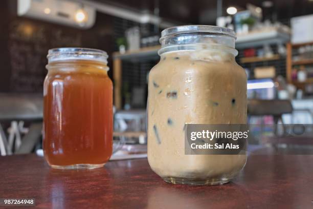 iced coffee in a mason jar - alas stockfoto's en -beelden