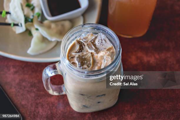 iced coffee in a mason jar - alas stock-fotos und bilder