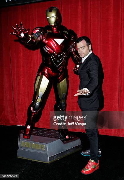 Writer Justin Theroux arrives at the "Iron Man 2" World Premiere at El Capitan Theatre on April 26, 2010 in Hollywood, California.