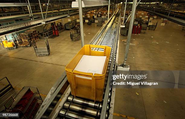 Dhl Sort 162 Deutsche Post Dhl Sorting Center Stock Photos, High-Res Pictures ...