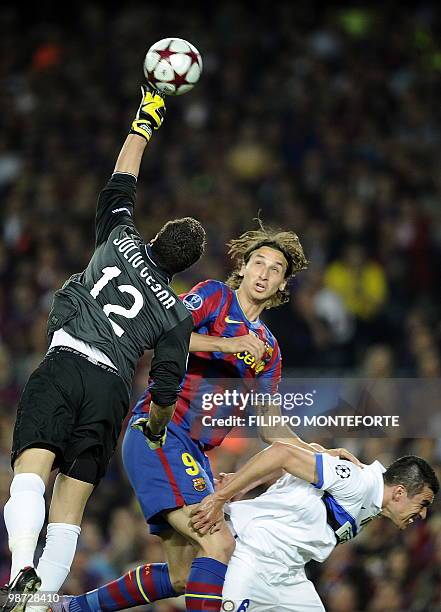 Barcelona's Swedish forward Zlatan Ibrahimovic vies with Inter Milan's Brazilian goalkeeper Julio Cesar and Inter Milan's Brazilian defender Lucio Da...