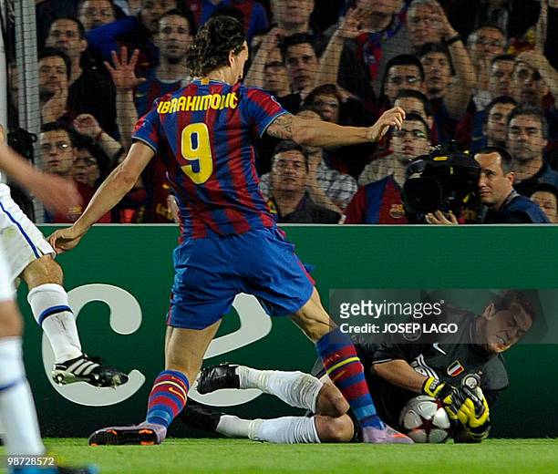 Barcelona's Swedish forward Zlatan Ibrahimovic fights for the ball with Inter Milan's Brazilian goalkeeper Julio Cesar Soares de Espindola during the...