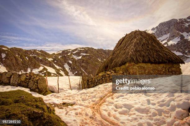 teito lago del valle - asturia stock pictures, royalty-free photos & images