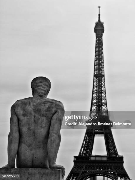 the man of the eiffel tower - bielmonte stock pictures, royalty-free photos & images