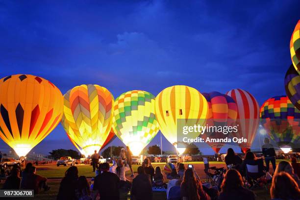 evening balloon glow - festival de balonismo imagens e fotografias de stock