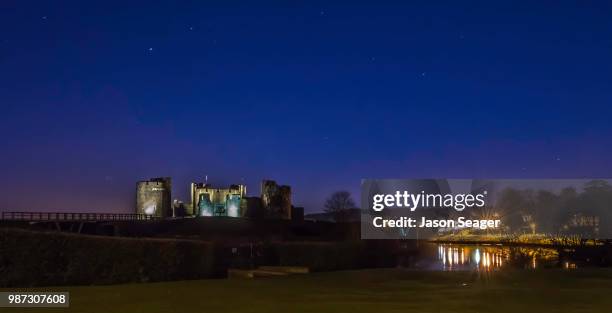 caerphilly castle - caerphilly castle stock-fotos und bilder