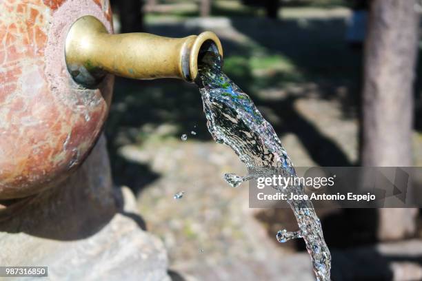 fuente del patio de los naranjos - espejo stockfoto's en -beelden