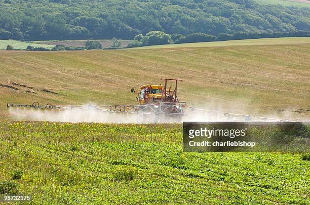 trator com spray rig jogando fertilizantes na field - aplicando - fotografias e filmes do acervo