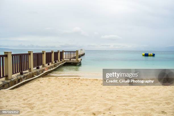 jetty at doctors cave - cilla stockfoto's en -beelden