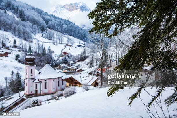 maria gern church in bavarian alps (berchtesgadener land/ bavaria/ germany) - �ベルヒテスガーデンアルプス ストックフォトと画像