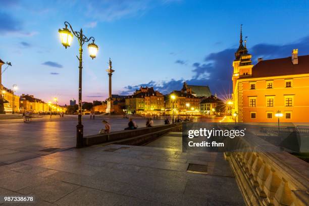 warsaw - old town at blue hour (warsaw/ poland) - warsaw panorama stock pictures, royalty-free photos & images